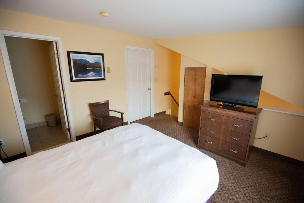 TV a/nebo společenská místnost v ubytování Best Western of Lake George