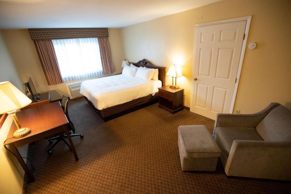 Postel nebo postele na pokoji v ubytování Best Western of Lake George