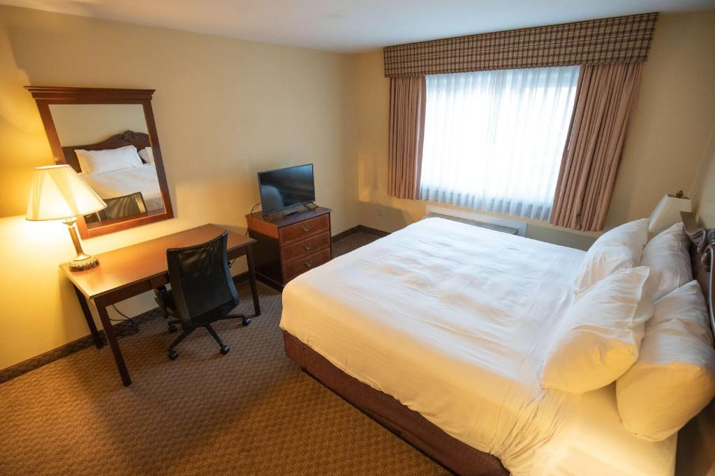 Postel nebo postele na pokoji v ubytování Best Western of Lake George