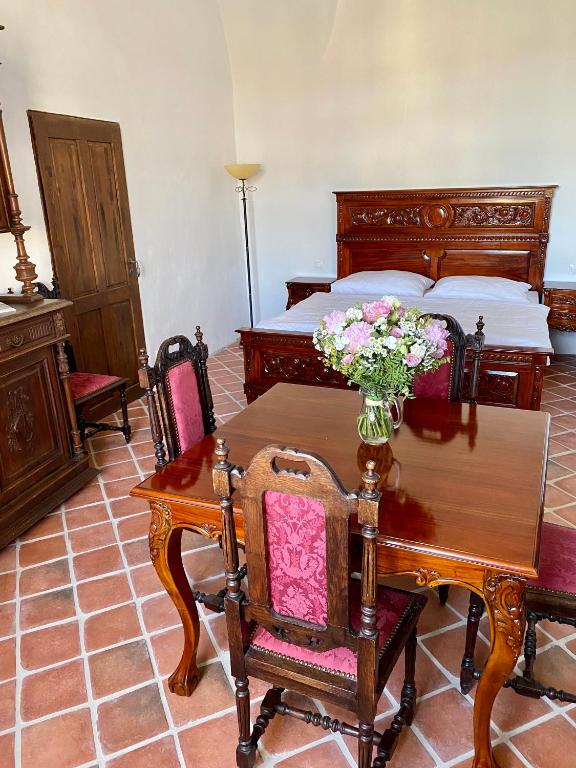 Postel nebo postele na pokoji v ubytování zámek Kolštejn - hotel Chateau Goldenstein