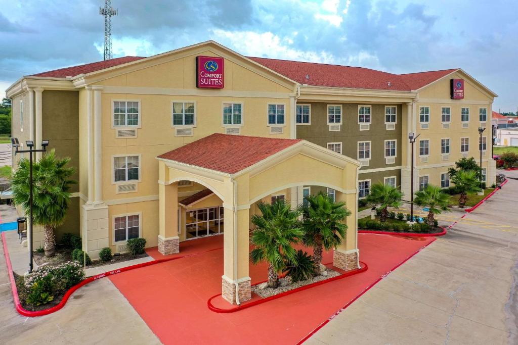 una representación de un hotel con un edificio en Comfort Suites Tomball Medical Center, en Tomball