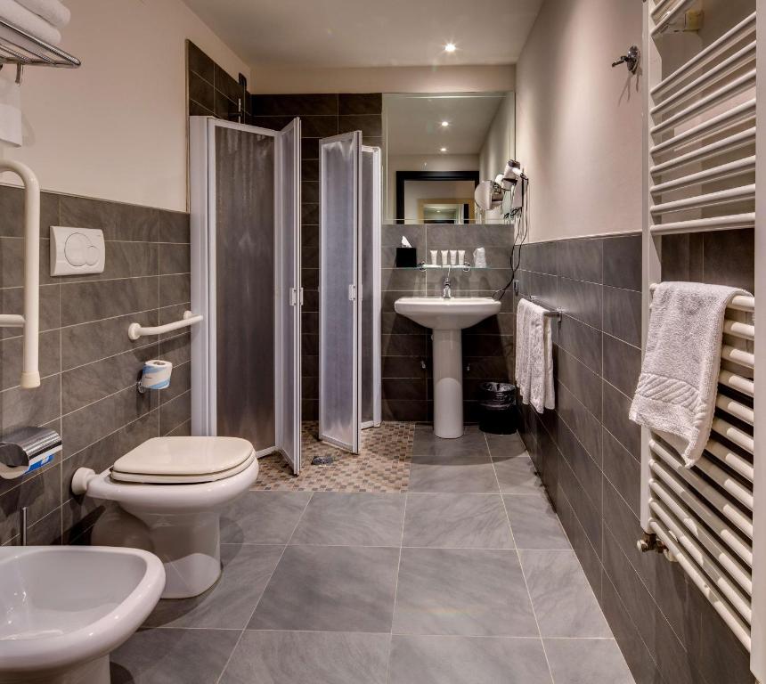 A bathroom at Best Western Plus Hotel Expo
