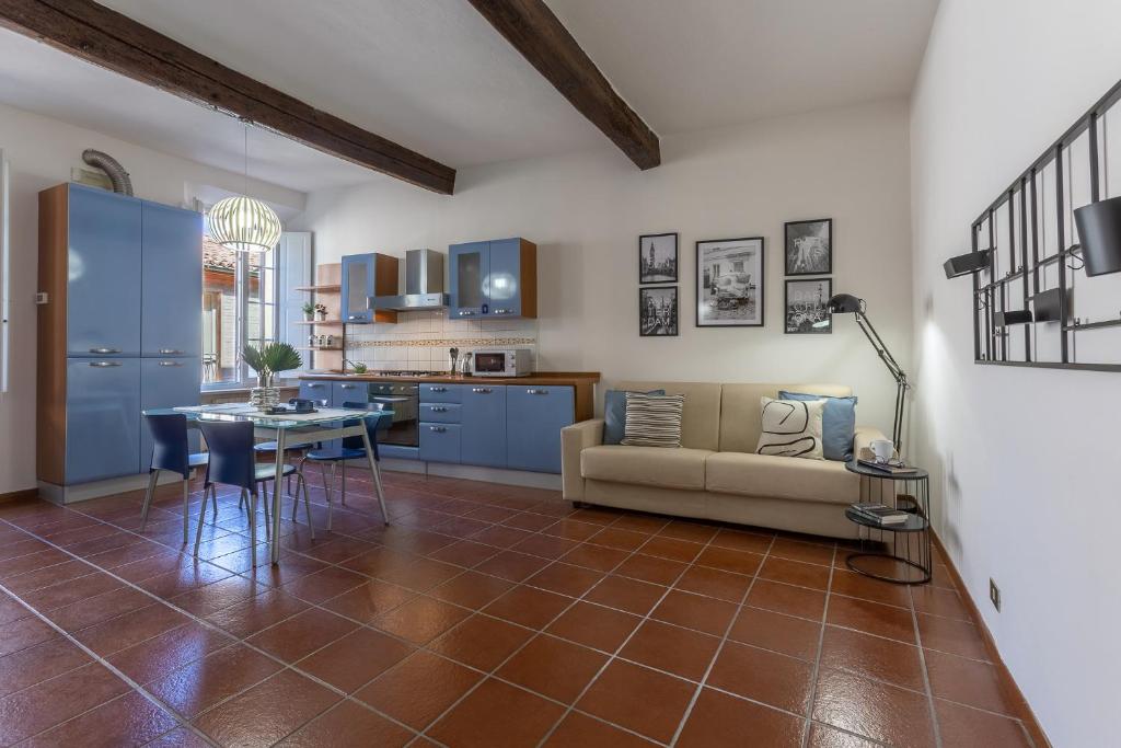 un salon avec un canapé et une table dans l'établissement A 2 min dal Museo della Cattedrale San Romano Apt, à Ferrare