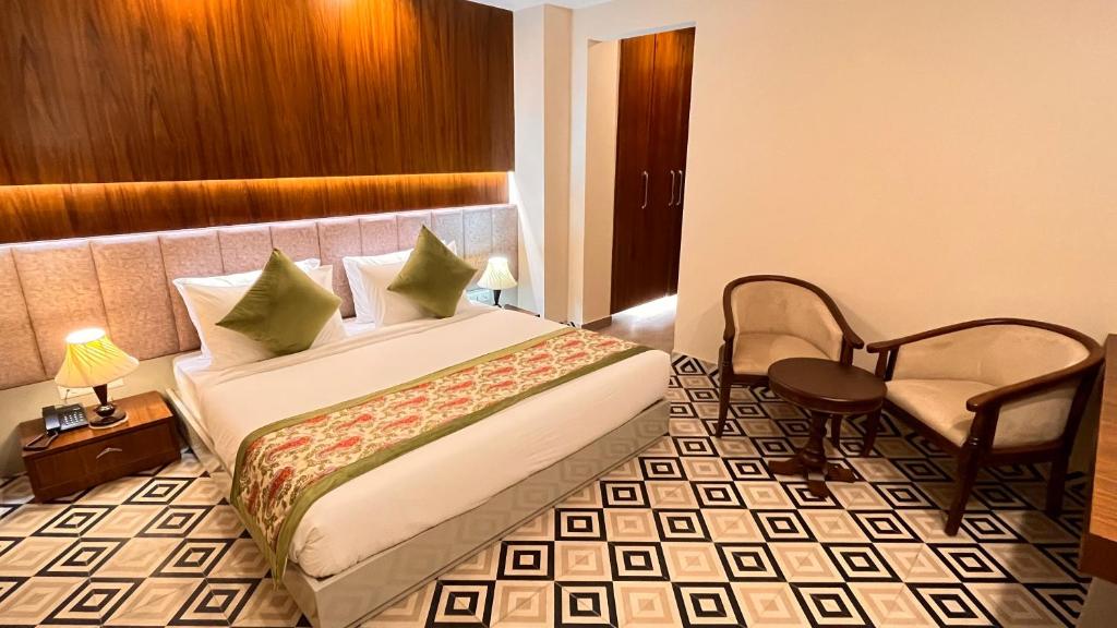 Postel nebo postele na pokoji v ubytování IP Royal Hotel - New Delhi
