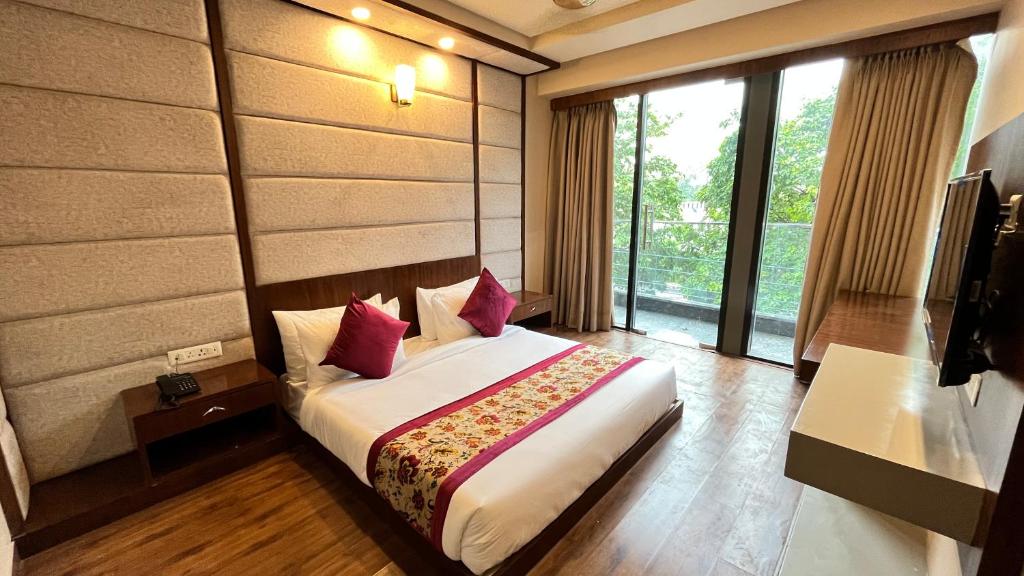 Postel nebo postele na pokoji v ubytování IP Royal Hotel - New Delhi