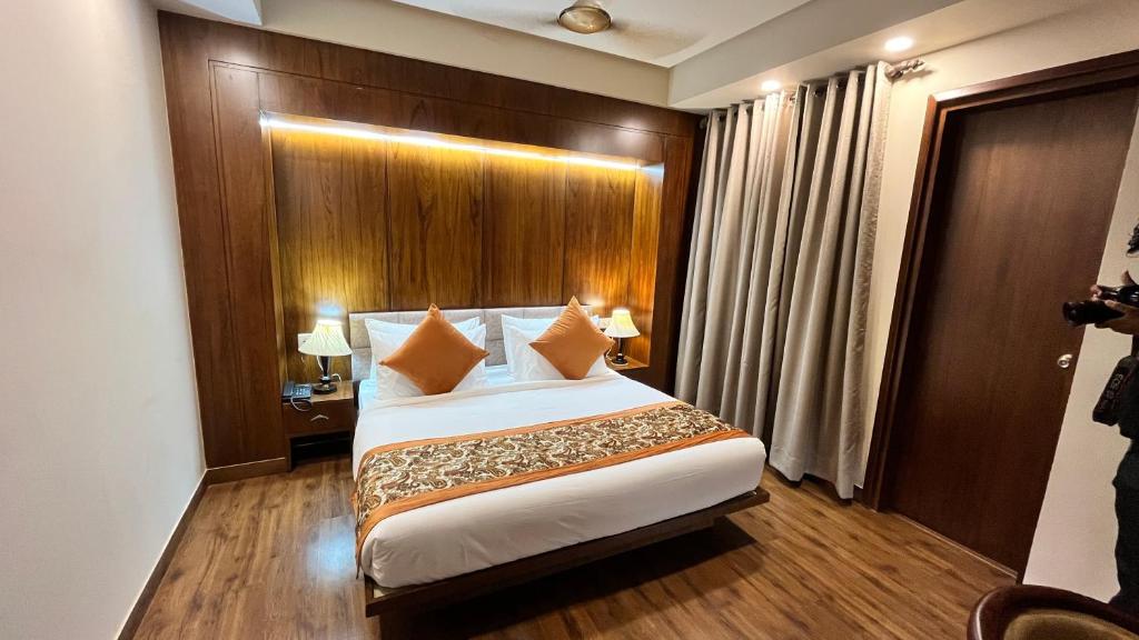 Postel nebo postele na pokoji v ubytování IP Royal Hotel - New Delhi