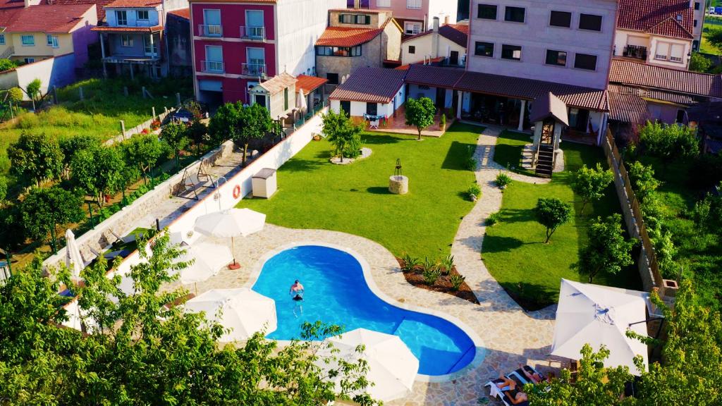 una vista aérea de un patio trasero con piscina en Villa Galicia, en Caldas de Reis