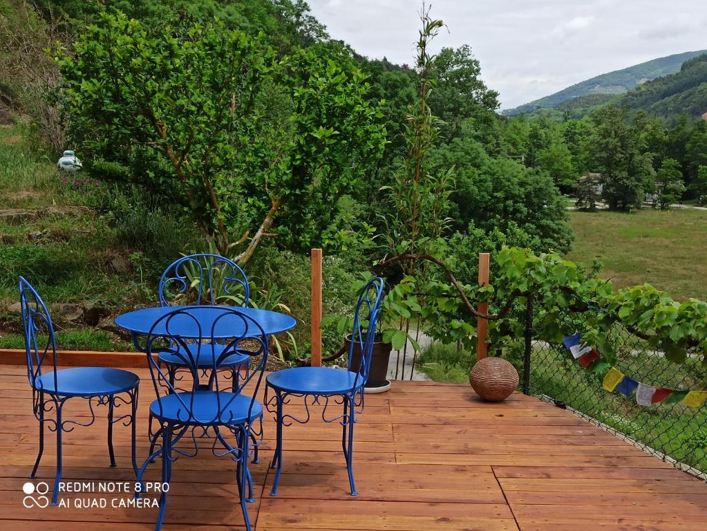 拉馬斯特爾的住宿－les Muriers，美景庭院内的桌椅
