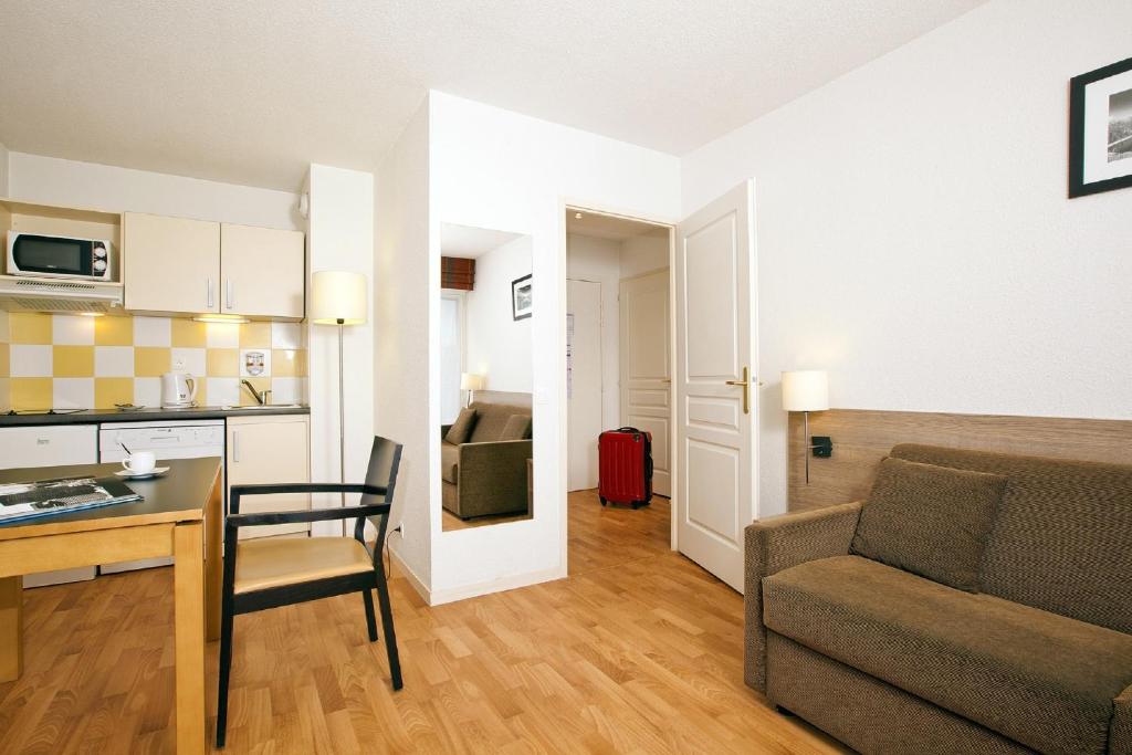 Kuchyň nebo kuchyňský kout v ubytování Residhome Genève Prévessin Le Carré d'Or
