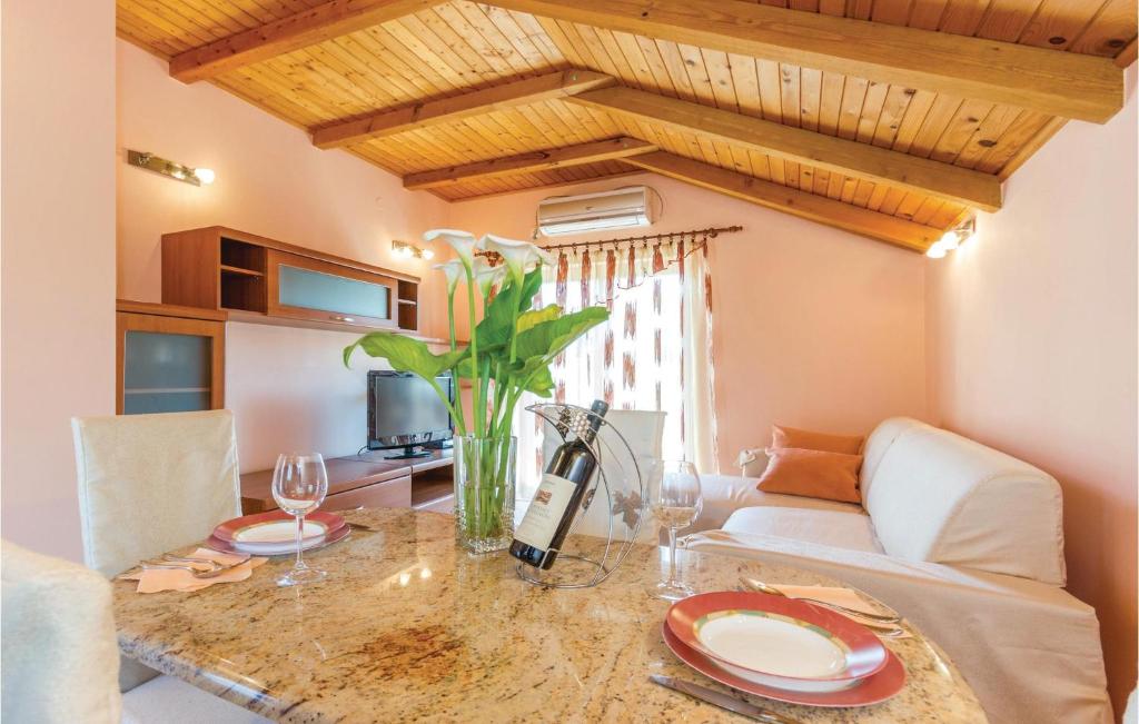 Fotografie z fotogalerie ubytování Cozy Home In Viskovo With Kitchen v destinaci Bezjaki