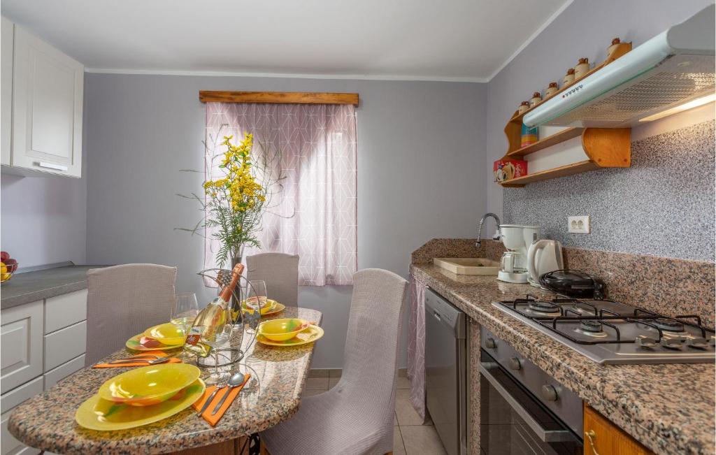 Fotografie z fotogalerie ubytování Cozy Home In Viskovo With Kitchen v destinaci Bezjaki