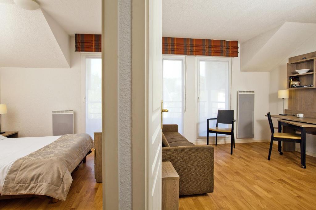 Kuchyň nebo kuchyňský kout v ubytování Residhome Genève Prévessin Le Carré d'Or