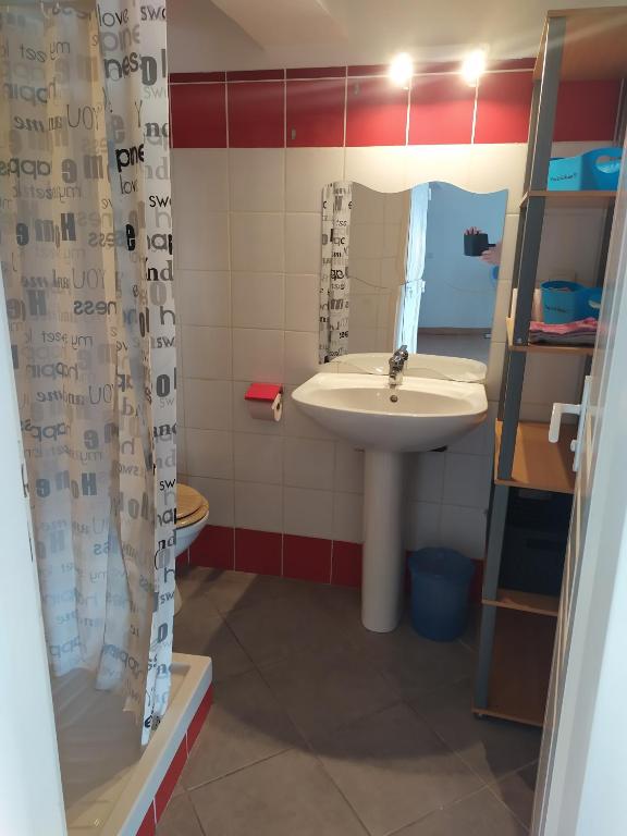 Kúpeľňa v ubytovaní 33 m2 face au port de Sète, Centre ville
