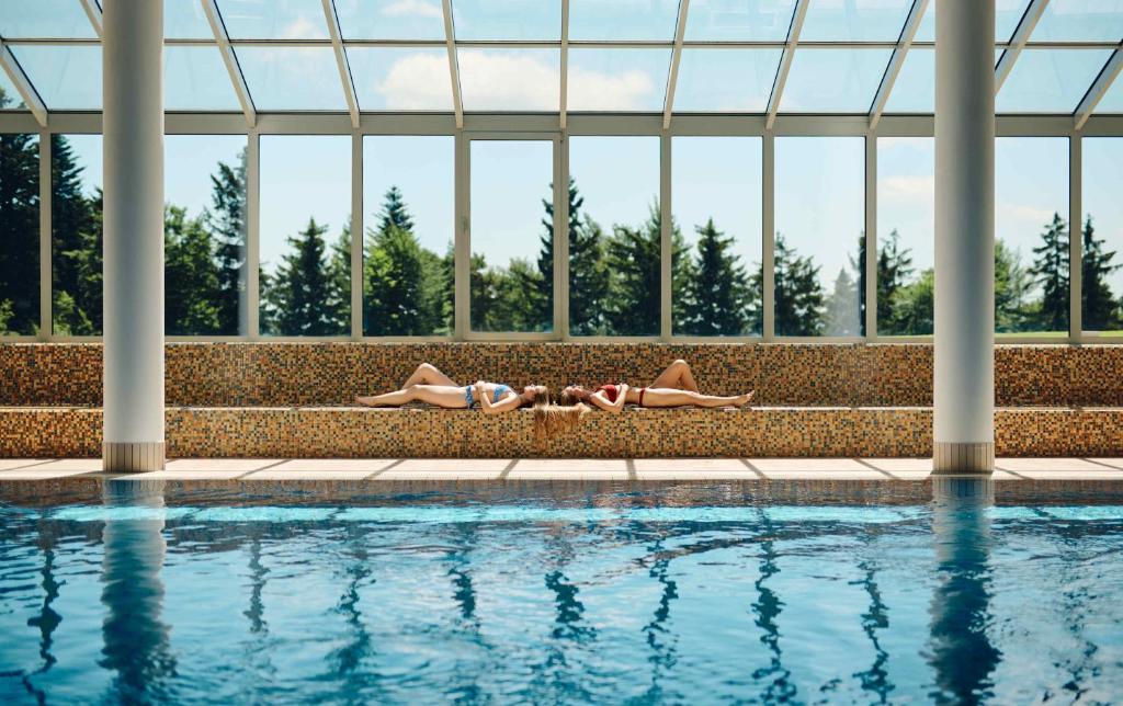 Bazén v ubytování Pohorje Village Wellbeing Resort - Wellness & Spa Hotel Bolfenk nebo v jeho okolí
