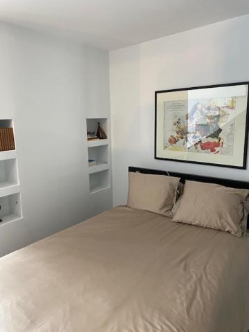 1 dormitorio con 1 cama con una foto en la pared en Douro Box en Castelo de Paiva