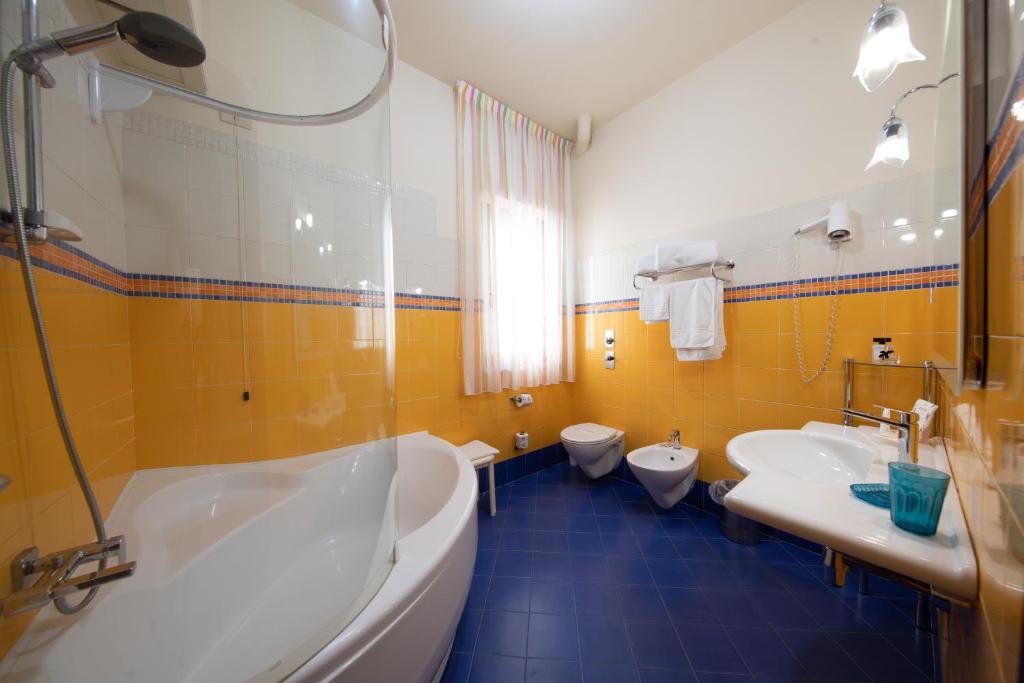 Koupelna v ubytování Hotel Riva Del Sole