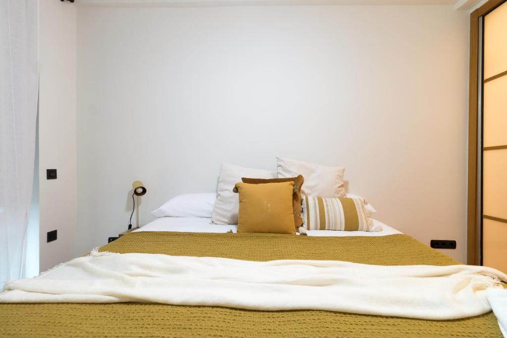 A bed or beds in a room at Pozas by Staynnapartments