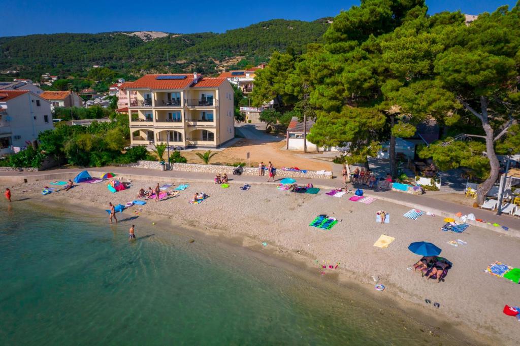 una vista aérea de una playa con gente en el agua en Apartment Villa Alba Rab en Banjol