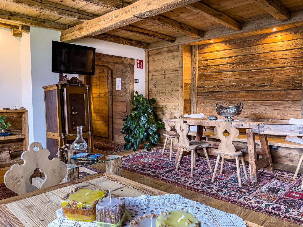 a living room with a table and a wooden wall at Hotel da Beppe Sello in Cortina dʼAmpezzo
