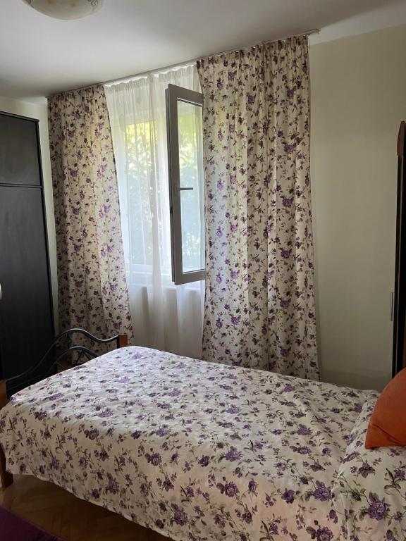 a bedroom with a bed and a window at Sol apartaments 3 camere in Târgu-Mureş