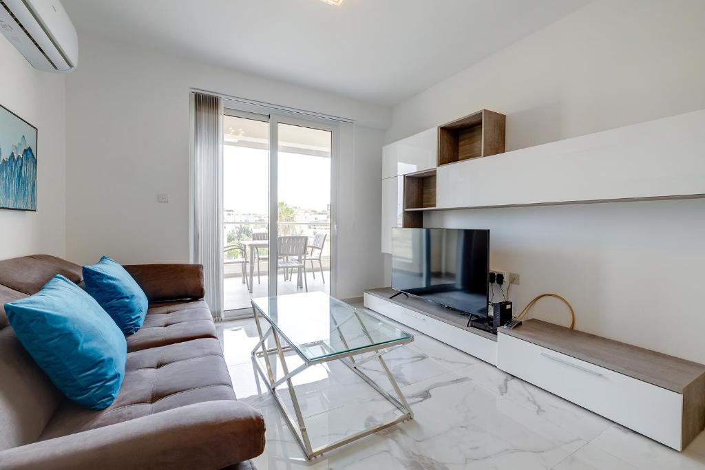 sala de estar con sofá y TV en Deluxe 2BR Apartment in central St Julians, en San Julián