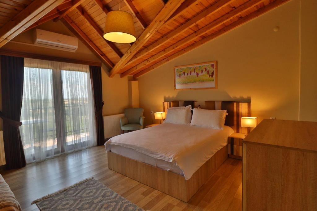 Dessera Vineyards Hotel - Salle Familiale Avec Balcon