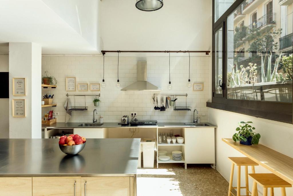 Casa Jam Barcelona的厨房或小厨房