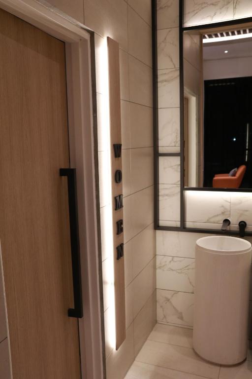 Koupelna v ubytování OTEL Hotel Suite