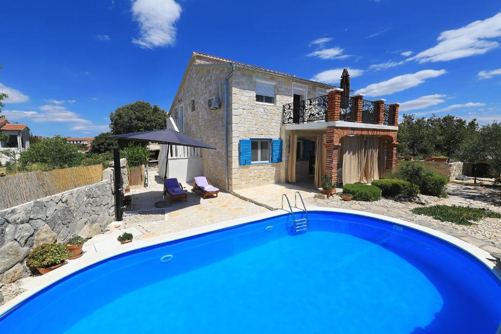 een villa met zwembad voor een huis bij Villa Antica in Drage