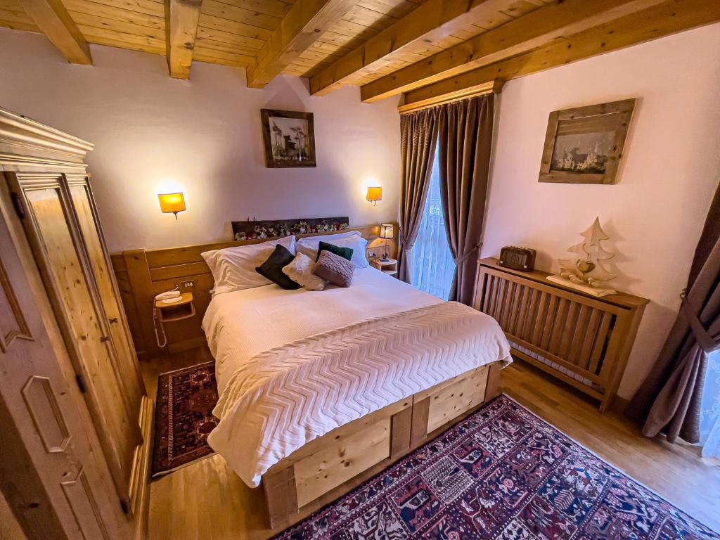 a bedroom with a large bed in a room at Hotel da Beppe Sello in Cortina dʼAmpezzo