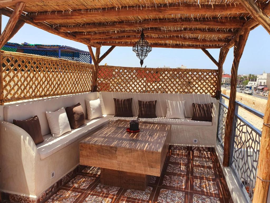 eine Veranda mit einer Couch in einem Pavillon in der Unterkunft Dar Malika in El Jadida