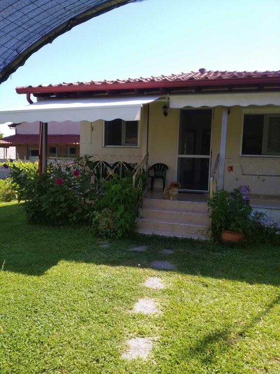 Ogród w obiekcie IOANNIS SEASIDE VILLA