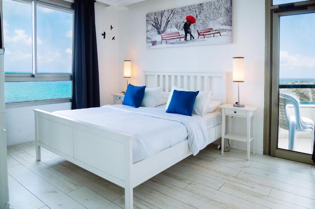 Almog Beach Apartments מגדלי חוף הכרמל חיפה - King Suite Con Balcón