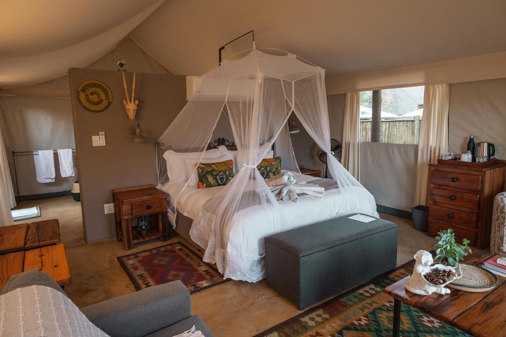 Kama o mga kama sa kuwarto sa Umkumbe Bush Lodge - Luxury Tented Camp