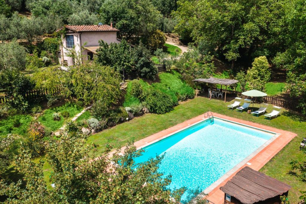 uma vista superior de uma piscina num quintal em CASA AL FIUME 4&2, Emma Villas em Terranuova Bracciolini