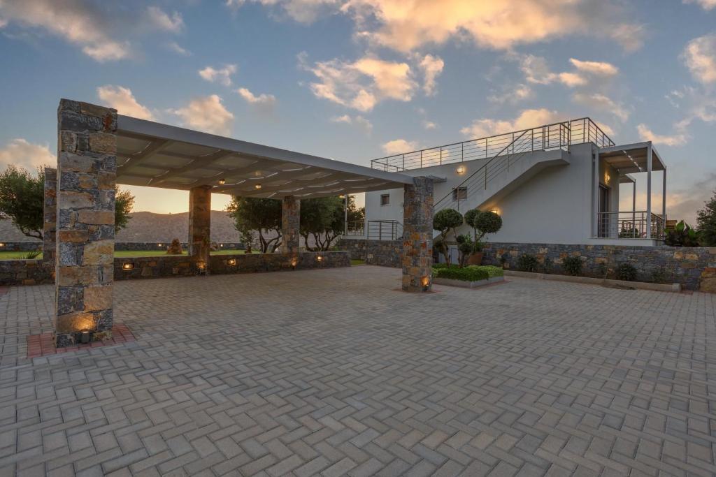 Zahrada ubytování Villa Of the hill with heated Pool, BBQ & Kids Playground