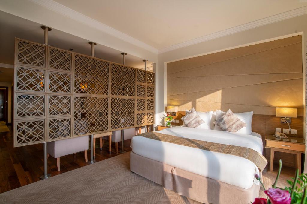 Llit o llits en una habitació de Golden Tulip Dammam Corniche Hotel