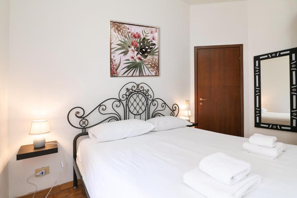 A bed or beds in a room at PrimoPiano - Pellegrino Rossi A