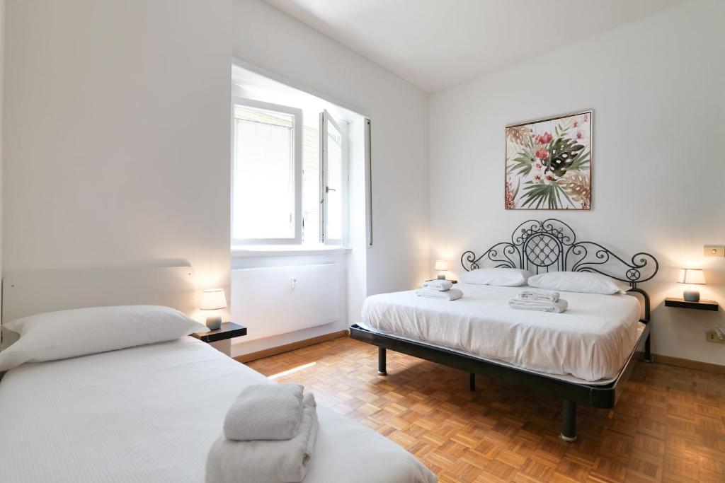 um quarto com 2 camas e uma janela em PrimoPiano - Pellegrino Rossi em Milão