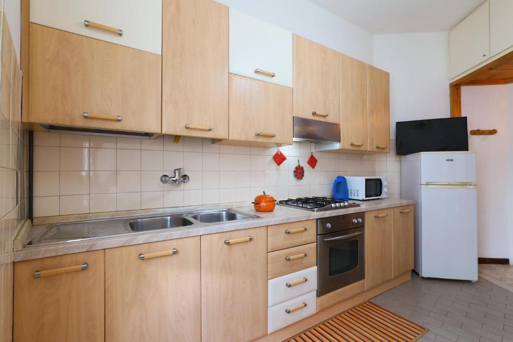 A kitchen or kitchenette at PrimoPiano - Pellegrino Rossi A