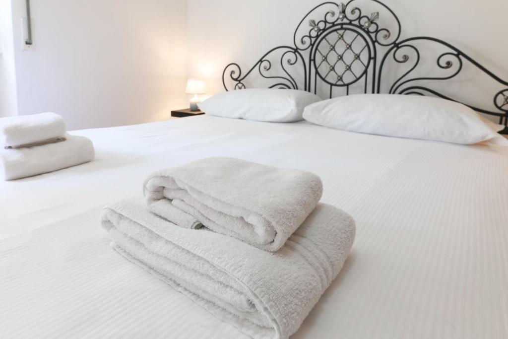 A bed or beds in a room at PrimoPiano - Pellegrino Rossi A