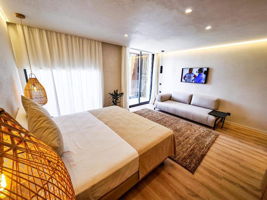 Postel nebo postele na pokoji v ubytování S´Estancia Suites