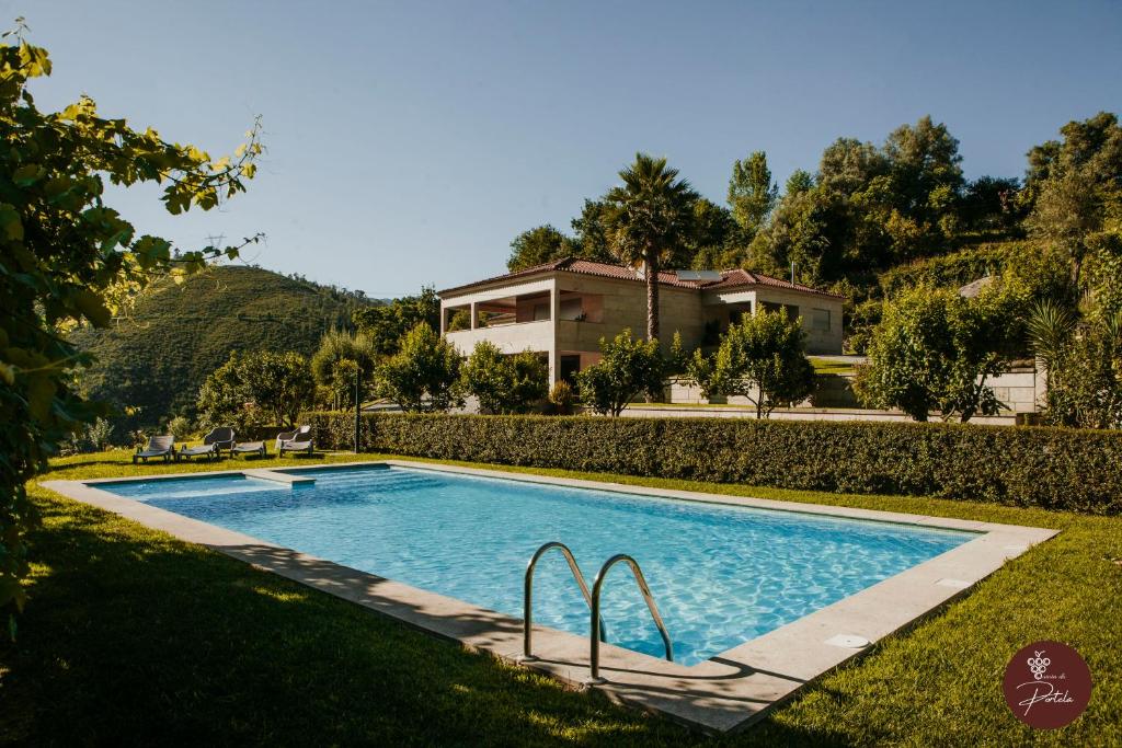 uma piscina em frente a uma casa em Casa da Quinta - Quinta da Portela em Terras de Bouro