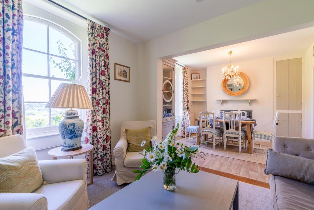 Peartree Cottage في كيبنهام: غرفة معيشة مع أريكة وطاولة