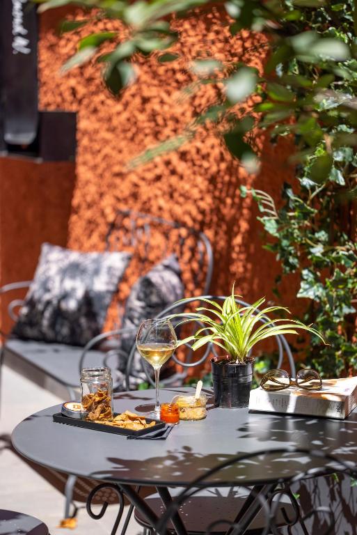 - une table avec un verre de vin et de nourriture dans l'établissement Hôtel Edmond W Lyon Part-Dieu, à Lyon