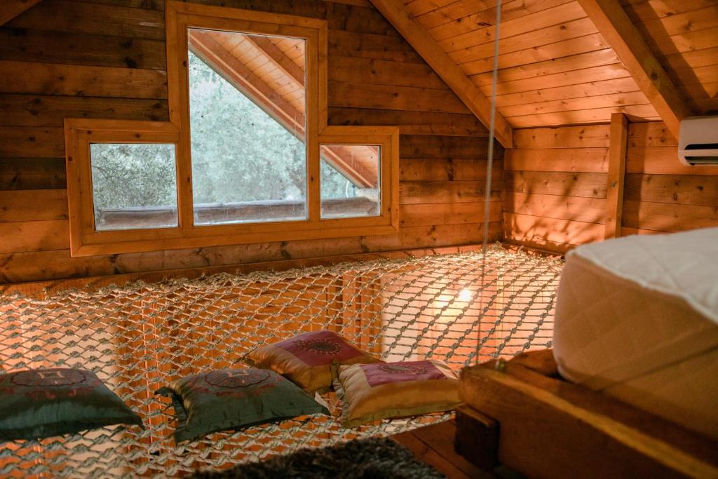 una vista interior de una cabaña de madera con ventana en Mavric Cabin en Ulcinj