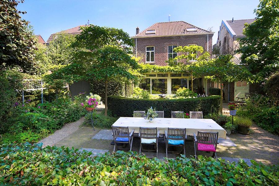 een tafel en stoelen voor een huis bij Annelies'Place to B& B in Maastricht