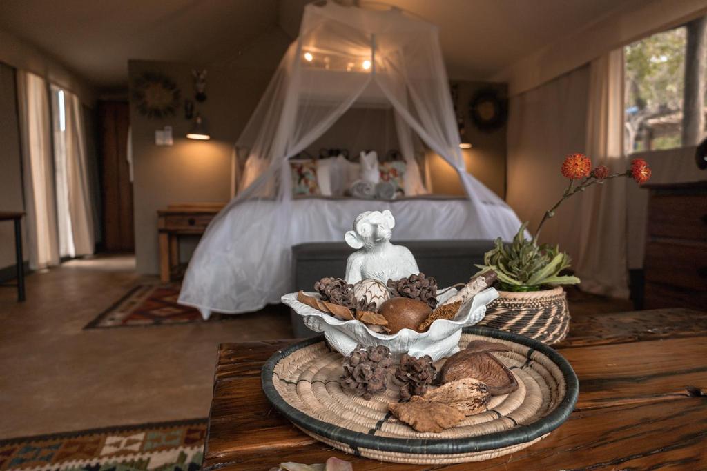 Postel nebo postele na pokoji v ubytování Umkumbe Bush Lodge - Luxury Tented Camp