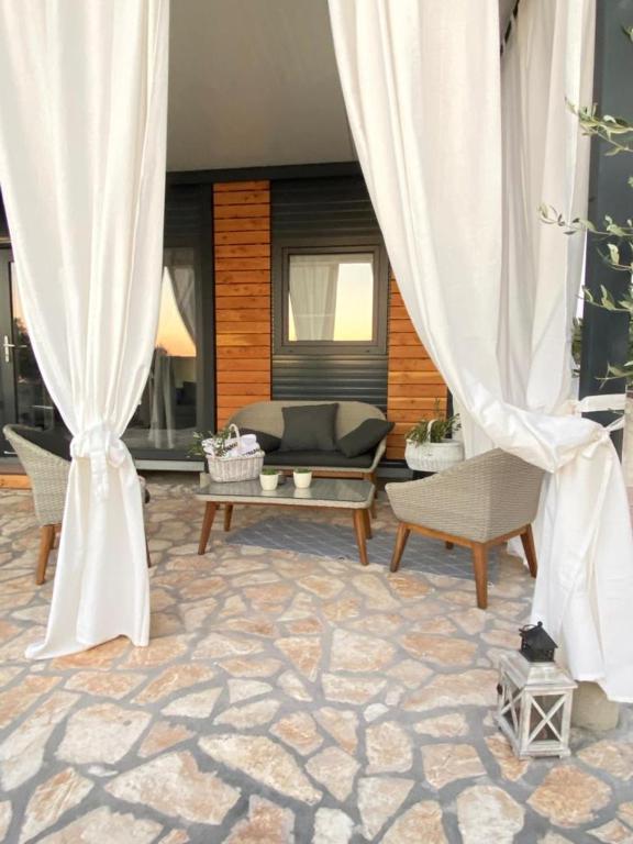 Fotografie z fotogalerie ubytování Beach house Hela - resort & tavern BAIN, free transport, pool, Island of Žut - Kornati v destinaci Pristanišće