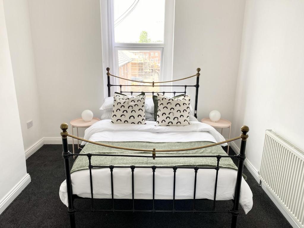 czarno-białe łóżko w pokoju z oknem w obiekcie 89 St John's Road Terrace House w mieście Newcastle upon Tyne